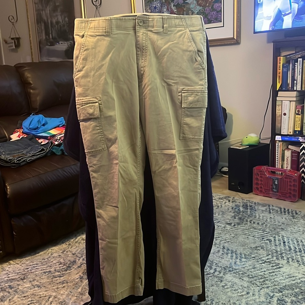 Roundtree and Yorke khaki pants with side pockets in excellent condition! 36x32